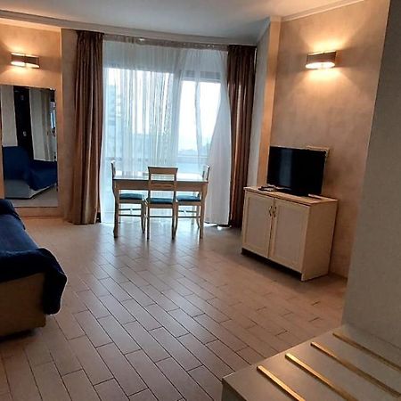 Aparthotel In Orbi Sea Towers Batumi Bagian luar foto