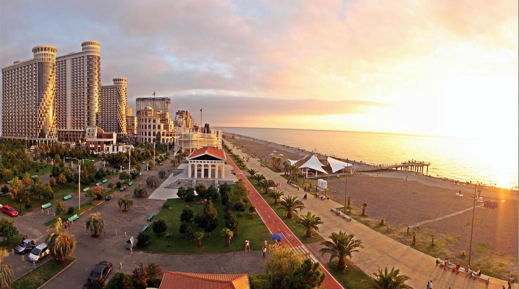 Aparthotel In Orbi Sea Towers Batumi Bagian luar foto