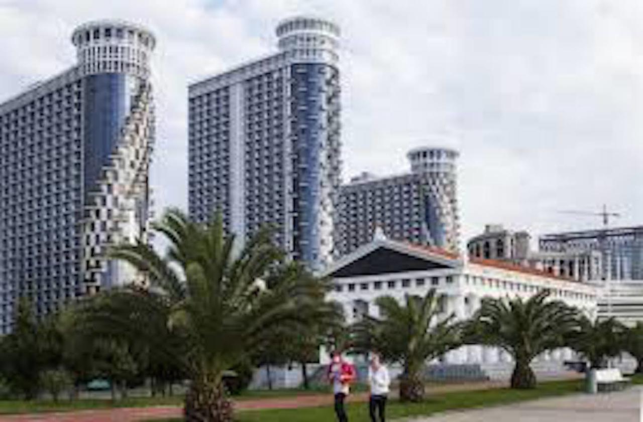 Aparthotel In Orbi Sea Towers Batumi Bagian luar foto