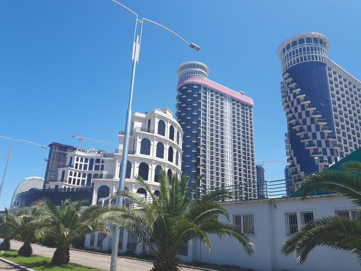 Aparthotel In Orbi Sea Towers Batumi Bagian luar foto