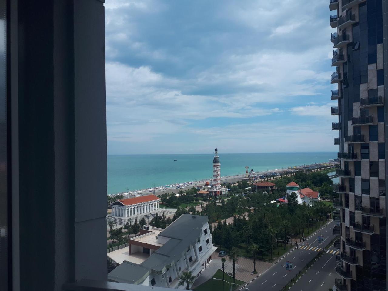 Aparthotel In Orbi Sea Towers Batumi Bagian luar foto